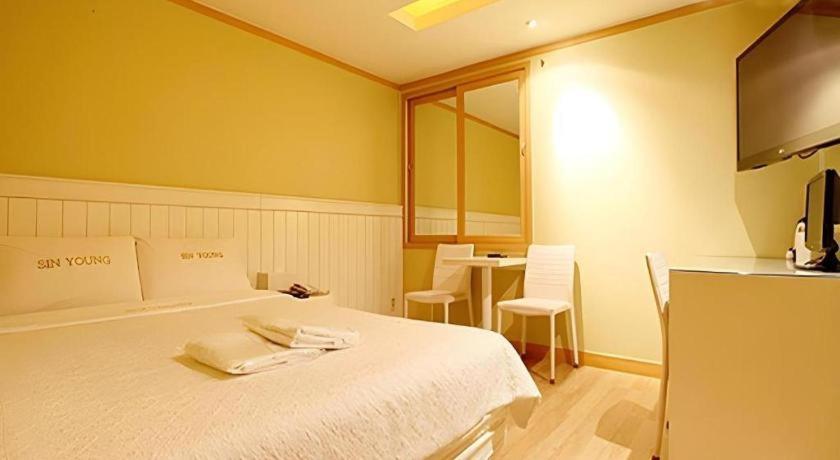 Sinyoung Motel Seoel Buitenkant foto